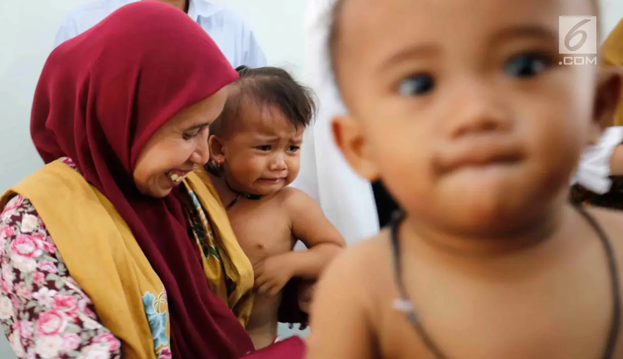 Anak balita menangis ketika akan ditimbang, diukur tinggi badan di Puskesmas, Pandeglang (14/9). Tidak hanya penduduk Asmat di Papua, penduduk Kaduhejo, Pandeglang, sekitar 80 km dari Ibukota Jakarta, juga terindikasi masalah malnutrisi. (Foto:Istimewa)