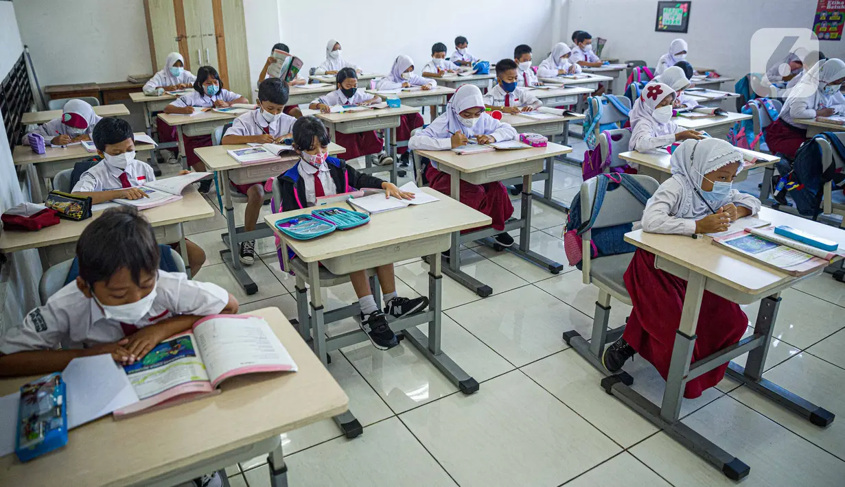 Siswa mengikuti Pembelajaran Tatap Muka (PTM) di SDN 01 Pondok Labu, Jakarta, Senin (3/1/2022). PTM terbatas dilaksanakan setiap hari dengan jumlah peserta didik dapat 100 persen dari kapasitas ruang kelas dengan lama belajar paling banyak enam jam pelajaran per hari. (Liputan6.com/Faizal Fanani)