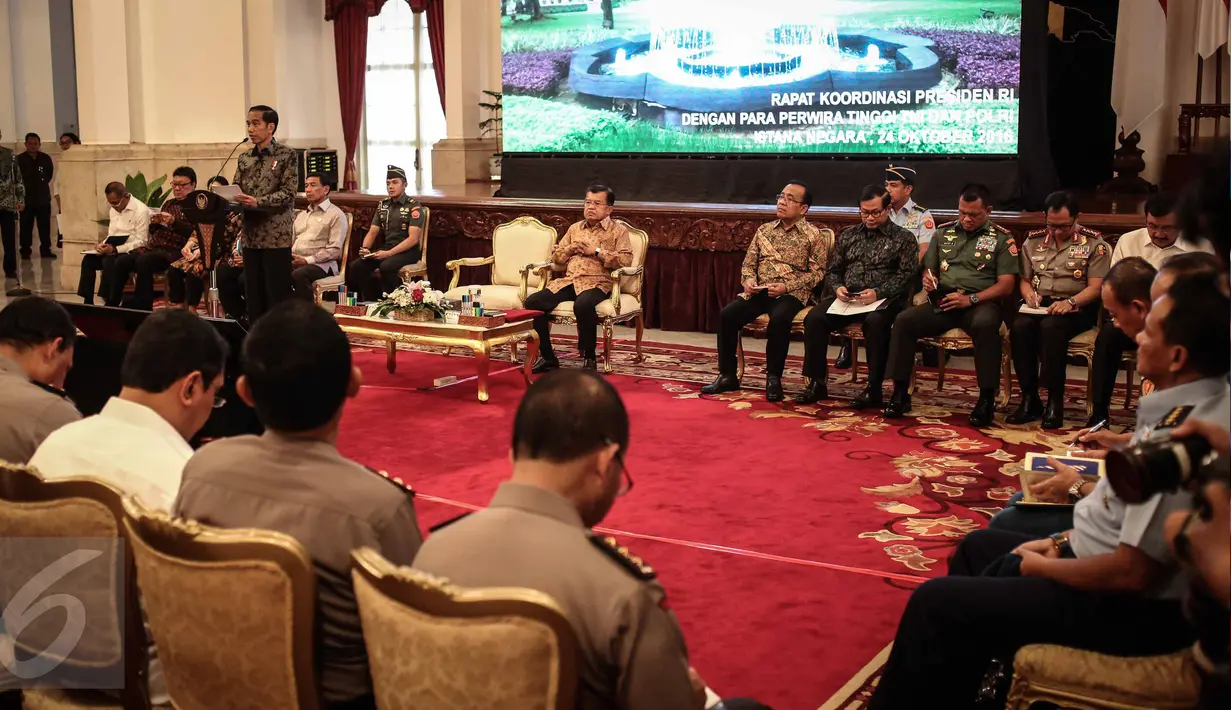  Presiden Joko Widodo memberikan paparan saat rakor dengan Pangdam-Kapolda serta perwira tinggi TNI-Polri di Istana Negara, Jakarta, Senin (24/10). Rakor membahas dua hal yaitu terkait pungli dan Pilkada Serentak 2017. (Liputan6.com/Faizal Fanani)