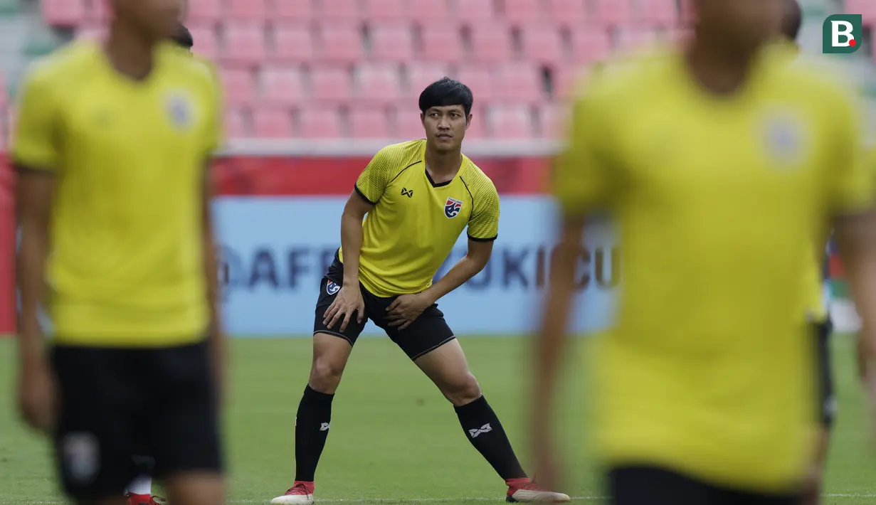 Pemain Thailand, Chalermpong Kerdkaew, melakukan pemanasan saat latihan di Stadion Rajamangala, Bangkok, Jumat (16/11). Latihan ini persiapan jelang laga Piala AFF 2018 melawan Timnas Indonesia. (Bola.com/M. Iqbal Ichsan)