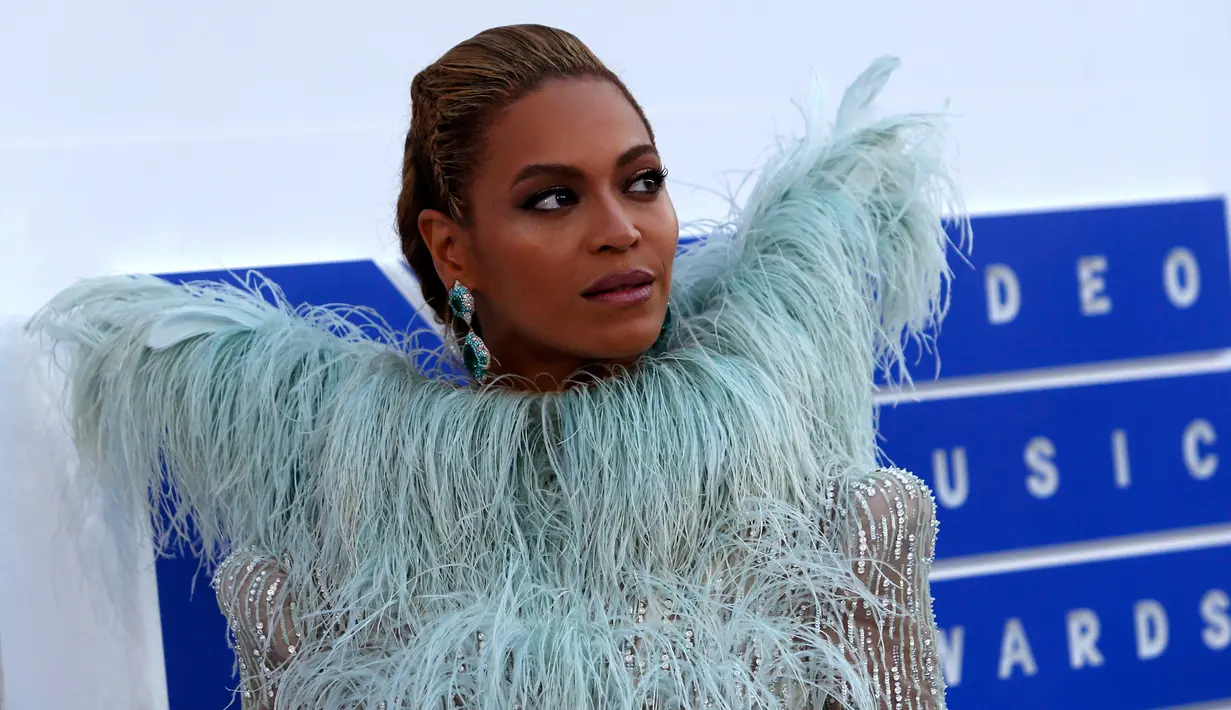 Penyanyi Beyonce berpose di karpet merah ajang MTV Video Music Awards (VMA) 2016 di New York, Minggu (28/8). Istri musisi Jay Z itu mencuri perhatian dengan gaun dramatis yang dihiasi kristal serta bulu. (REUTERS/Eduardo Munoz)