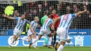 Para pemain Huddersfield Town merayakan gol yang dicetak Aaron Mooy ke gawang Manchester United pada laga Premier League di Stadion The John Smith's, Sabtu (21/10/2017). Huddersfield Town menang 2-1 atas Manchester United. (AFP/Lindsey Parnaby)