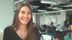 Menjadi fisioterapis memang harus profesional. Hal ini pun dilakukan oleh Adinda Pricilla yang tak ragu mengobati para pemain bola pria.