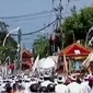 Ribuan umat Hindu Bali mengikuti upacara melasti. Sementara wisata di Kota Batu dan Malang, punya seribu satu wisata yang penuh petualangan.