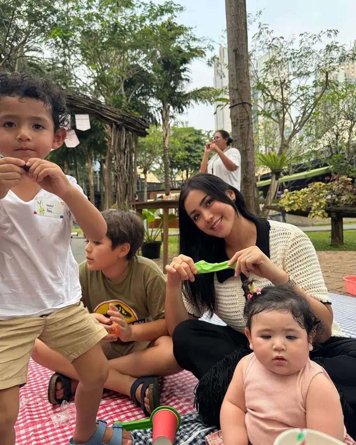 Foto-Foto Jessica Iskandar dan Vincent Verhaag Ajak Anak ke Kebun Binatang, Sederhana Tapi Bikin Bahagia