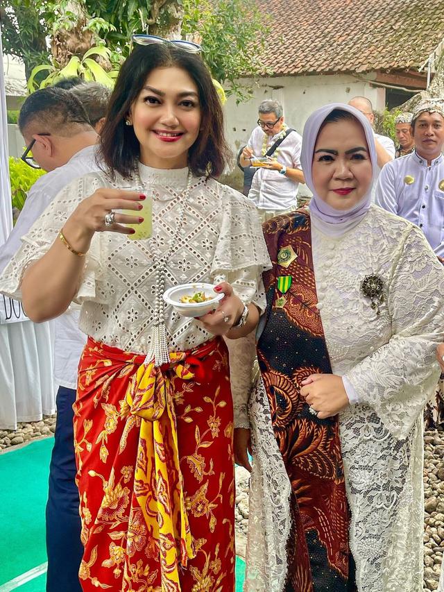 Potret Bella Saphira Cicipi Kuliner Tradisional di Keraton Kasepuhan Cirebon, Foto Bareng Kanjeng Ratu