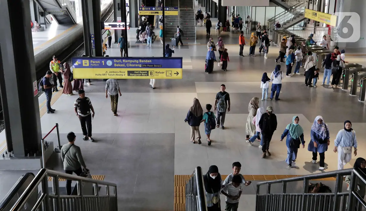 Dengan adanya peron baru, PT Kereta Commuter Indonesia (KCI) melakukan perubahan pola operasional perjalanan KRL untuk meningkatkan ketertiban dan menghindari penumpukan penumpang. (Liputan6.com/Angga Yuniar)