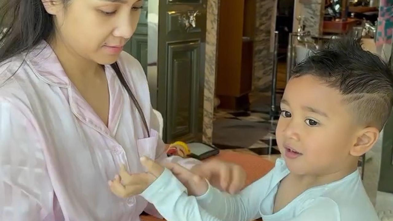 Momen Nagita Mandikan Cipung, Netizen Salfok saat Gigi Minta Maaf Pegang Area Sensitif