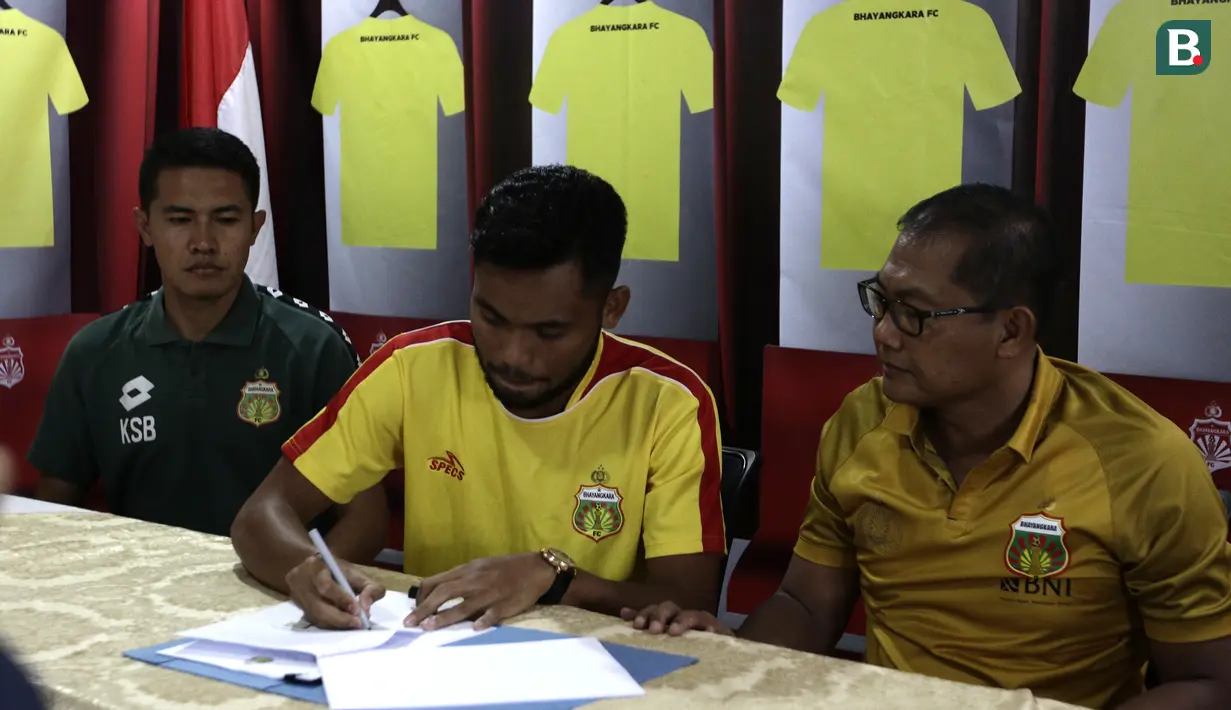 Pemain Bhayangkara FC, Saddil Ramdani, saat menandatangani kontrak pemain di Mess Bhayangkara, Jakarta, Sabtu (8/2). Saddil menjadi rekrutan terakhir Bhayangkara FC.(Bola.com/Yoppy Renato)