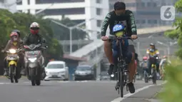 Warga bersepeda di sepanjang Kawasan MH Thamrin,Jakarta, Jumat (30/10/2020). Aktivitas memilih berolahraga sepeda sebagai alternatif liburan panjang sekaligus menjaga imunitas tubuh di tengah pandemi virus Corona. (merdeka.com/Imam Buhori)