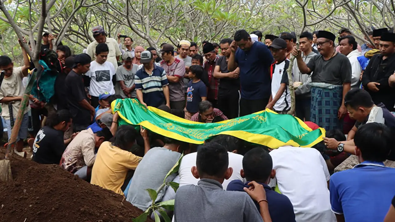 Prosesi pemakaman salah satu korban tragedi Kanjuruhan malang asal Probolinggo. (Istimewa)