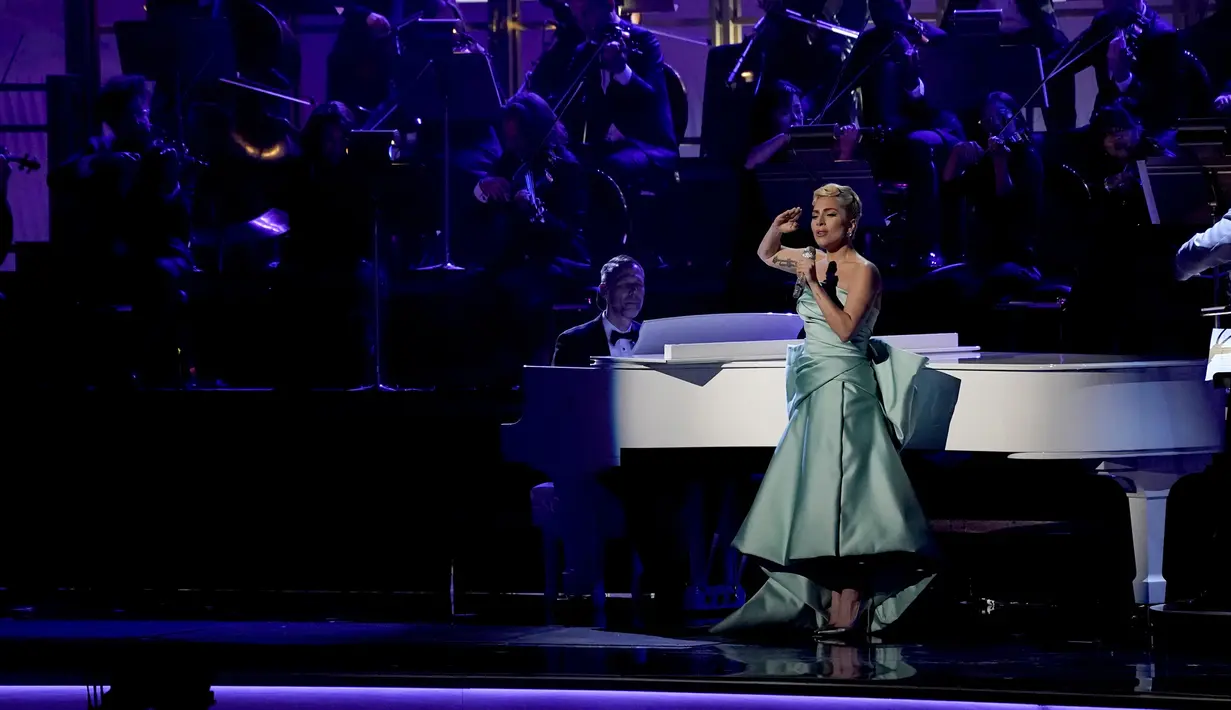 Lady Gaga melakukan medley saat tampil pada ajang Grammy Awards 2022 di MGM Grand Garden Arena, Las Vegas, Amerika Serikat, 3 April 2022. Lady Gaga mengenakan gaun rancangan desainer asal Lebanon, Elie Saab. (AP Photo/Chris Pizzello)