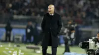 Pelatih Real Madrid, Zinedine Zidane yang merupakan warga negara Prancis menjadi pemimpin legiun Prancis saat laga antara Real Mandrid kontra Sevilla. (AP/Shuji Kajiyama, file)