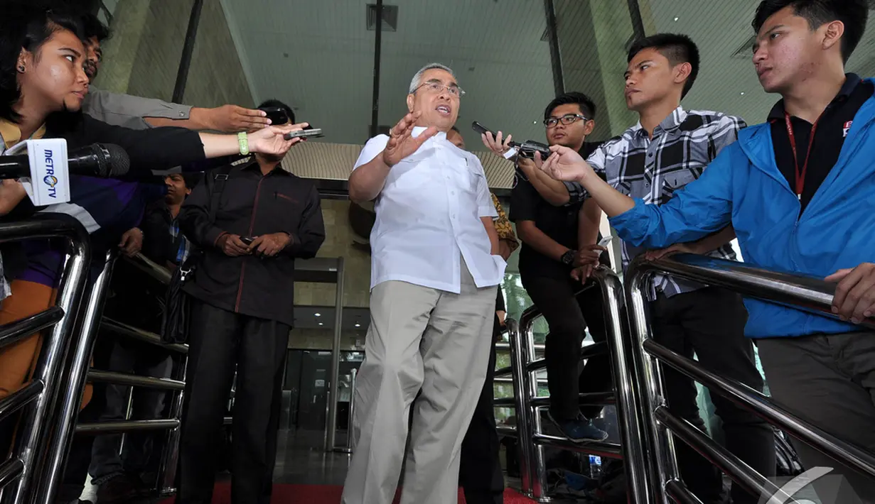 Isran Noor dipanggil KPK terkait kasus penerbitan izin perusahaan tambang batu bara PT Arina Kota Jaya di Kutai Timur, Kalimantan Timur, Jakarta, Senin (22/12/2014). (Liputan6.com/Miftahul Hayat)