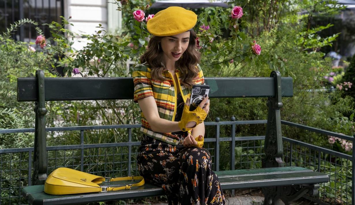 Emily in Paris menjadi salah satu serial Netflix yang dinantikan kehadirannya. Lily Collins sebagai karakter utama memiliki penampilan fashion yang sangat chic. 
 (Foto: Netflix)