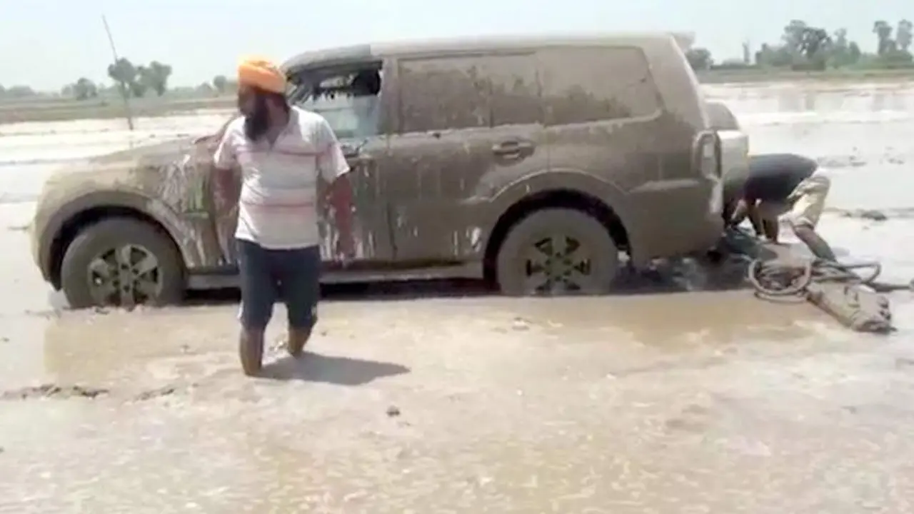Mitsubishi Pajero untuk membajak sawah (Foto:Rushlane)