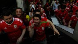 Dengan memukul-mukul atap subway metro para fans memainkan irama ketukan sambil bernyanyi. (Bola.com/Vitalis Yogi Trisna)