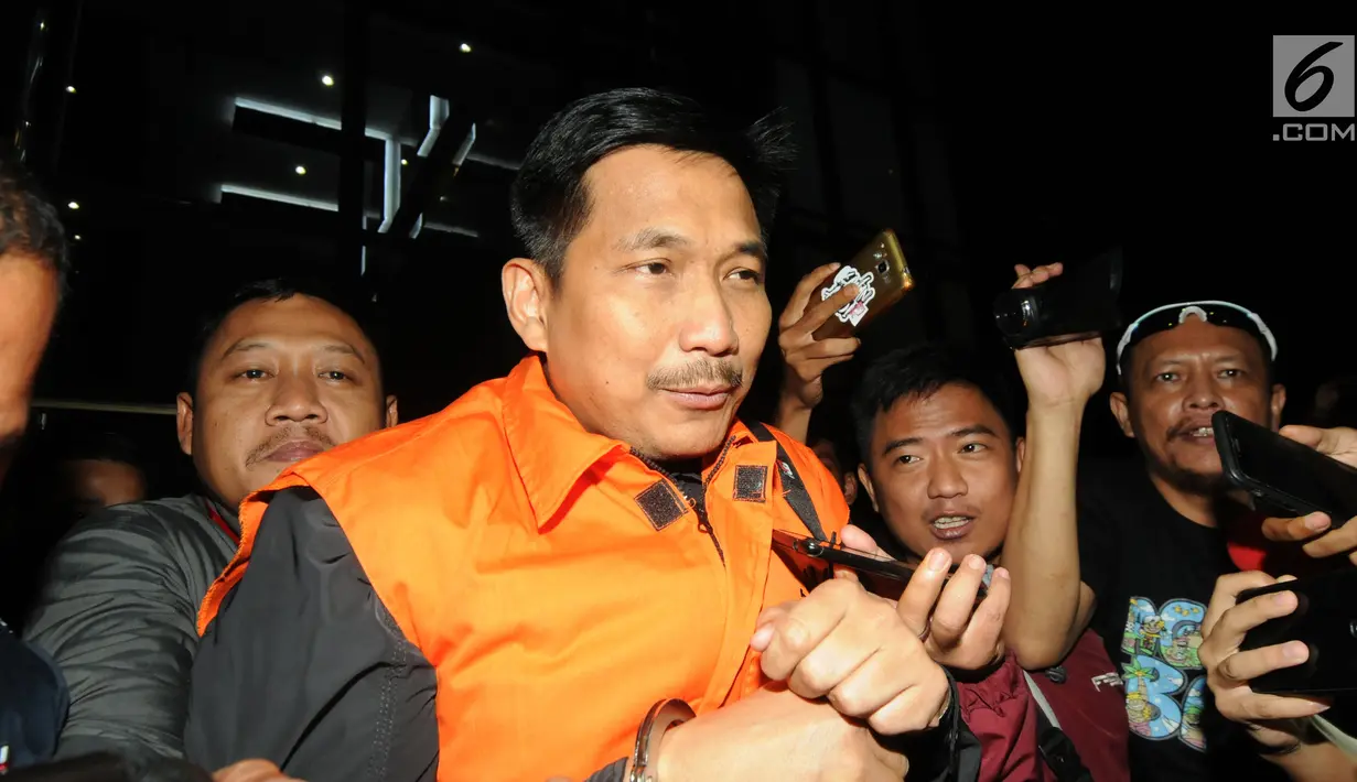 Anggota DPR dari Fraksi Golkar Bowo Sidik Pangarso (BSP) dikawal petugas usai menjalani pemeriksaan di Gedung KPK, Jakarta, Kamis (28/3). KPK mengamankan barang bukti OTT uang senilai Rp8 miliar dalam 84 kardus terkait dugaan suap pelaksanaan kerja sama pengangkutan. (merdeka.com/Dwi  Narwoko)