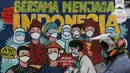 Pengendara melintas di depan mural protokol kesehatan COVID-19 di Jakarta, Minggu (21/11/2021). Untuk mencegah lonjakan kasus Covid-19, pemerintah akan menerapkan kebijakan PPKM Level 3 untuk seluruh wilayah Indonesia selama masa libur Natal 2021 dan Tahun Baru 2022.(Liputan6.com/Helmi Fithriansyah)