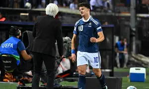 Pemain Yunani Christos Tzolis bereaksi saat meninggalkan lapangan karena cedera dalam pertandingan UEFA Nations League melawan Belanda di Thessaloniki, Yunani utara, Jumat (2/10/2026) dini hari WIB. (AP Photo/Giannis Papanikos)