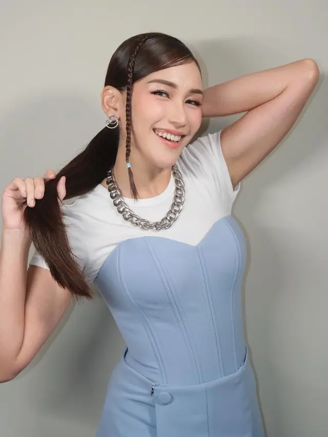 6 Gaya Ayu Ting Ting Pakai Baju Biru Prabowo, Meriahkan Pesta Rakyat Pelantikan Presiden-Wakil