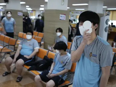Seorang calon tentara Korea Selatan yang mengenakan masker tes mata saat menjalani pemeriksaan kesehatan untuk wajib militer di kantor Administrasi Tenaga Kerja Militer Seoul di Seoul, Senin (7/2/2022). (AP Photo/Ahn Young-joon)