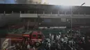 Petugas pemadam berusaha menjinakkan api yang melahap pusat perbelanjaan Pasar Senen, Jakarta Pusat, Kamis (19/1). Kebakaran yang terjadi di Blok III Pasar Senen itu berasal dari api yang timbul dari lantai satu dini hari tadi (Liputan6.com/Faizal Fanani)