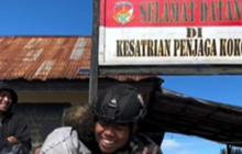 Momen Perpisahan Prajurit TNI dengan Ibu-ibu di Papua, Penuh Haru Diberi Hadiah Manis
