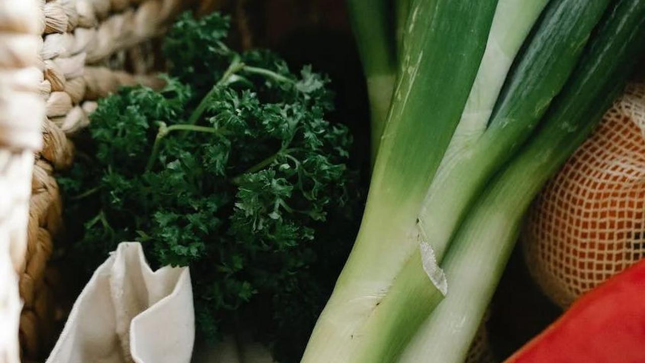 3. Daun Bawang dan Saledri