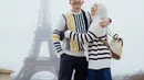 Tya Ariestya dan Irfan Ratinggang tampil santai namun tetap kompak dengan sweater bermotif garis. Meski tidak kembar, motif yang serupa menciptakan kesan serasi tanpa terkesan terlalu formal. [@tya_ariestya].