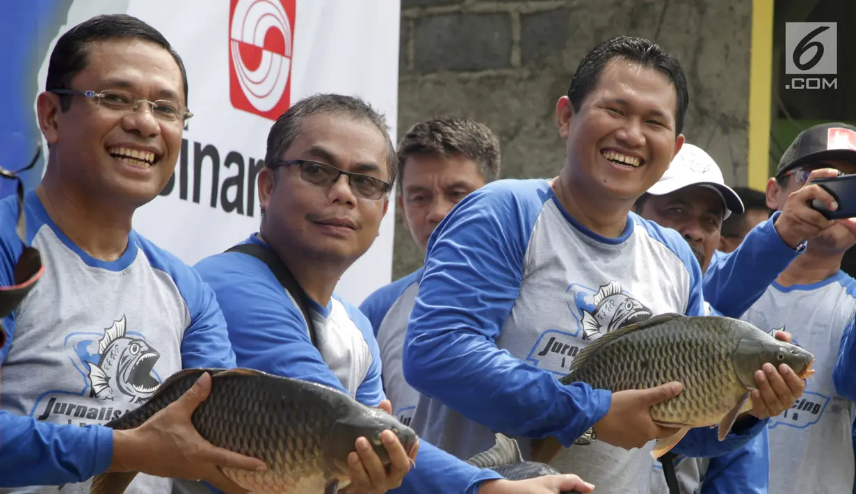 Managing Director Sinar Mas Saleh Husin (kiri), Ketua Umum JMI Folber Siallagan (tengah), dan Pembina JMI Pratama D. Persadha (kanan) berfoto bersama saat peluncuran komunitas olahraga memancing JMI di Depok, Sabtu (21/10). (Liputan6.com/Pool)