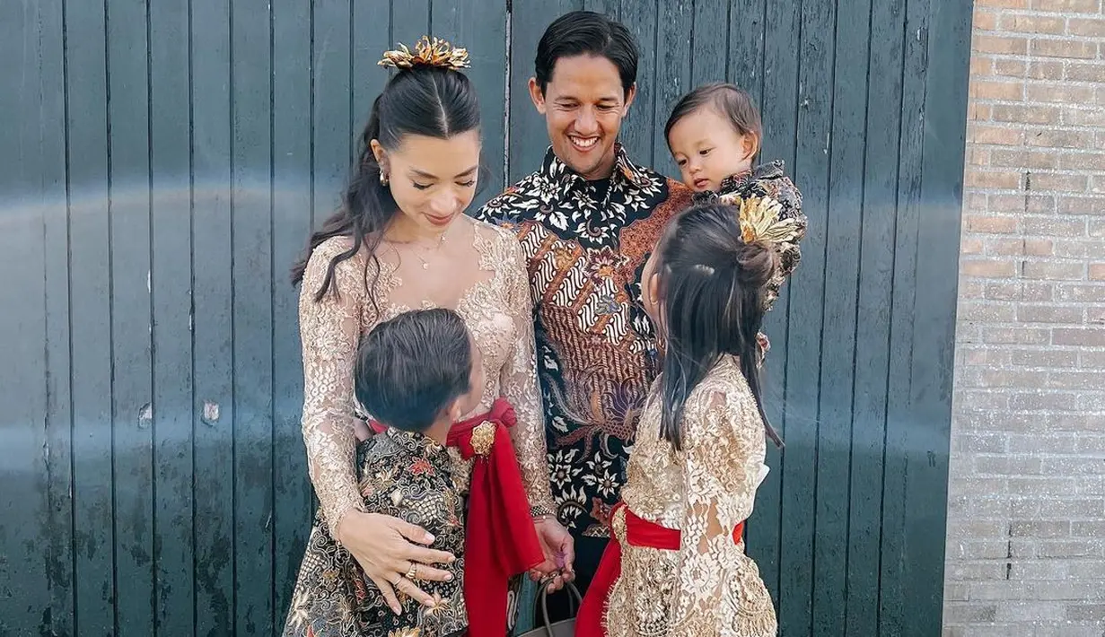 Mudik pasangan ini ke Amsterdam juga dalam rangka menghadiri pernikahan saudara Irfan Bachdim. Sebagai mixed blood Indonesia, Irfan dan Jennifer Bachdim memakai kebaya dan batik. (Foto: Instagram @jenniferbachdim)