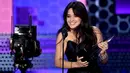Penyanyi Camila Cabello memberikan pidato saat menerima piala pertamanya pada ajang American Music Awards 2018 di Los Angeles, Selasa (9/10). Lewat lagu 'Havana', Camilla dianugerahi sebagai Lagu Pop/Rock Terfavorit 2018. (Kevin Winter/Getty Images/AFP)