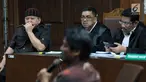 Terdakwa suap pemberian izin lokasi perkebunan di Kutai Kartanegara, Hery Sutanto Gun (kiri) saat sidang lanjutan di Pengadilan Tipikor, Jakarta, Selasa (27/3). Sidang beragenda mendengar keterangan saksi. (Liputan6.com/Helmi Fithriansyah)