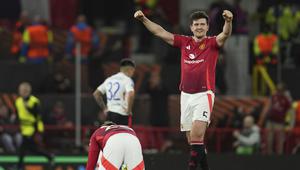 Pemain Manchester United, Harry Maguire merayakan kemenangan timnya atas Lyon dalam laga leg 2 perempat final Liga Europa 2024/2025 di Old Trafford, Manchester, Inggris, Jumat (18/04/2025) WIB. (AP Photo/Jon Super)