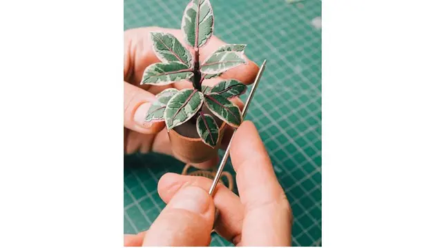 Dengan ketelitian yang mengesankan, seniman ini bisa menghasilkan karya-karya yang keren.