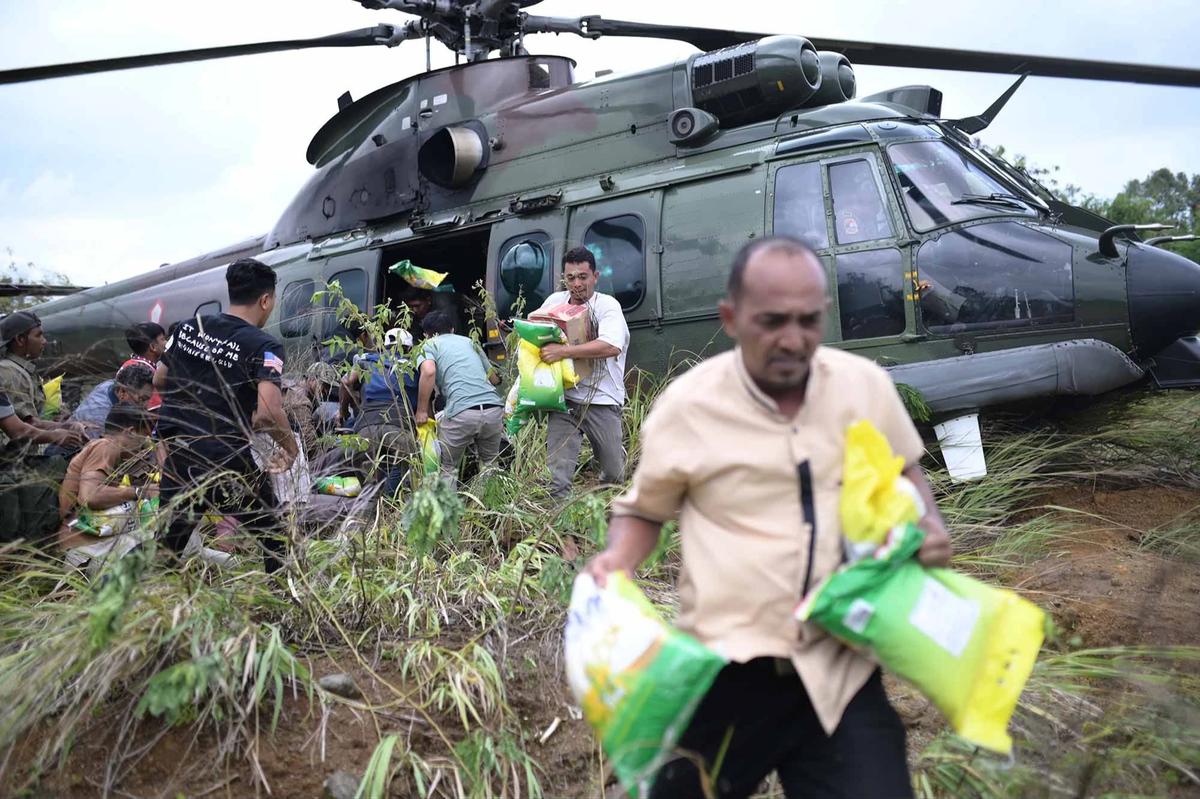 FOTO: Bantuan Udara Menjangkau Kampung-Kampung Terisolasi di Aceh Tengah