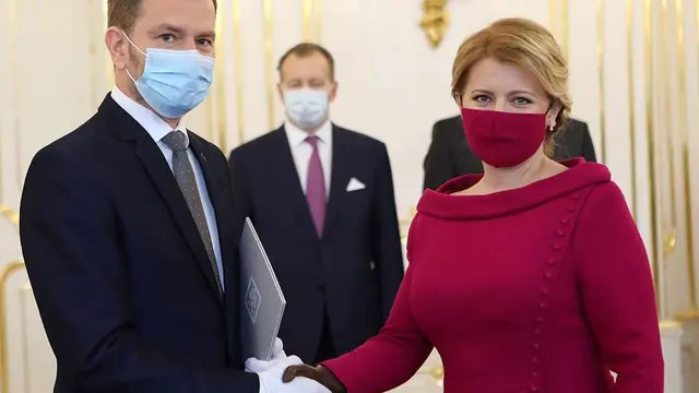 Potret Presiden Slovakia yang tetap stylish meski kenakan atribut pencegahan penularan virus corona