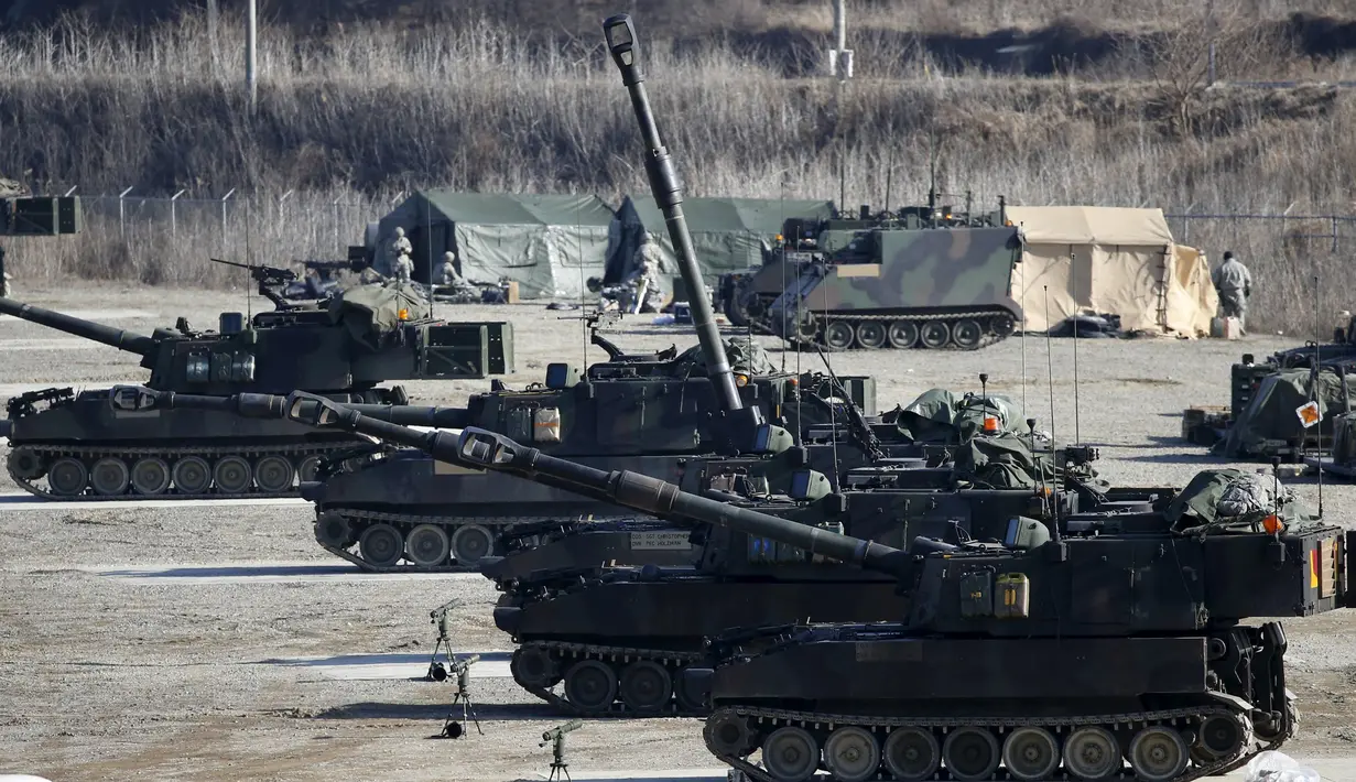 Kendaraan militer milik Amerika Serikat M109A6 Paladin self-propelled howitzer terlihat saat latihan militer di Pocheon , Korea Selatan , (10/3). Latihan diikuti 300 ribu pasukan Korsel dan sekitar 17 ribu pasukan Amerika. (REUTERS / Kim Hong - Ji)