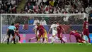 Pertandingan antara Qatar dan Palestina menghadirkan sepak bola menyerang. Qatar yang diunggulkan tak bisa dengan mudah menembus pertahanan Palestina. (AP Photo/Aijaz Rahi)