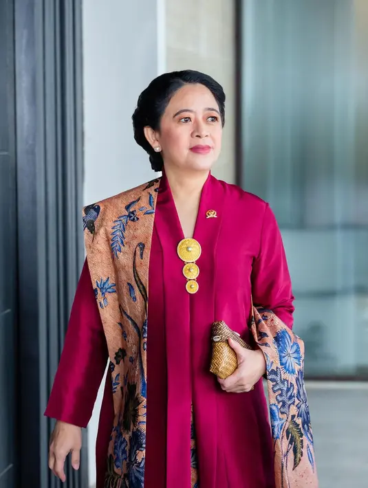 Padu padan yang menyempurnakan penampilan Puan Maharani di momen ini, ia mengenakan kain batik bernuansa pink dengan corak floral yang semarak, namun tak berlebihan. [Foto: Instagram/puanmaharaniri]
