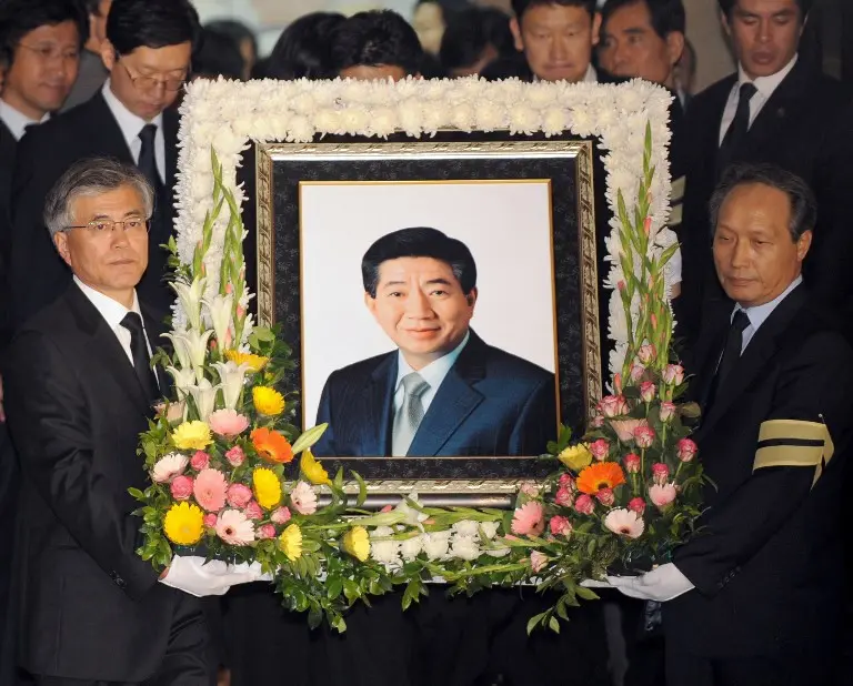 Moon Jae-in membawa karangan bunga Roh Moo-hyun pada tahun 2008 (JUNG YEON-JE / AFP)