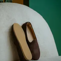 Berikut adalah beberapa tips dan cara merawat sepatu suede Anda agar selalu tampak menawan. [pexels/alpyjldizlar].