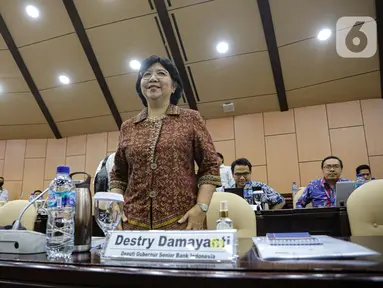 Deputi Gubernur Senior Bank Indonesia (BI) Destry Damayanti mengikuti rapat kerja dengan DPD RI di Kompleks Parlemen, Senayan, Jakarta, Rabu (14/6/2023). (Liputan6.com/Faizal Fanani)