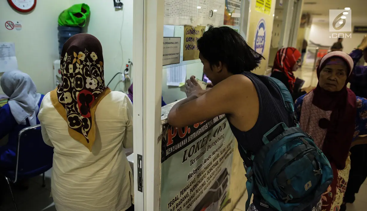Calon penumpang membeli tiket bus antar provinsi di Terminal Pulo Gebang, Jakarta, Kamis (8/6). Penjual mengeluhkan sepinya pembelian tiket bus di Pulo Gebang karena masih banyaknya terminal bayangan yang beroperasi. (Liputan6.com/Faizal Fanani)