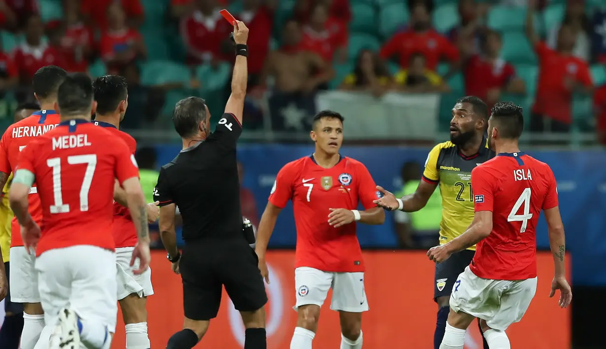 Wasit Patricio Loustau memberikan kartu merah kepada pemain Ekuador Gabriel Achilier saat menghadapi Chile dalam matchday kedua Grup C Copa America 2019 di Arena Fonte Nova, Salvador, Brasil, Jumat (21/6/2019). Chile melaju ke perempatfinal Copa America 2019. (AP Photo/Ricardo Mazalan)
