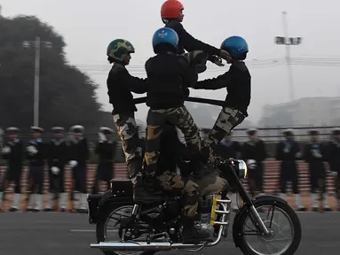 Prajurit wanita dari Pasukan Keamanan Perbatasan India (BSF) beraksi di atas motor selama latihan untuk Parade Hari Republik di New Delhi, India, Rabu (10/1). India akan merayakan Hari Republik ke-69 pada tanggal 26 Januari. (AFP Photo/Prakash Singh)