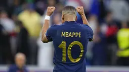 Penyerang Prancis Kylian Mbappe merayakan kemenangan timnya atas Inggris pada laga perempat final Piala Dunia 2022 di Al Bayt Stadium, Minggu (11/12/2022) dini hari WIB. Mbappe tampak merayakan gagalnya penalti Kane dan berteriak serta tertawa lepas.(AP Photo/Natacha Pisarenko)