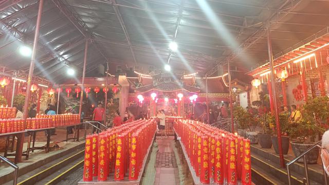 Lampion dan lilin merah tampak mendominasi dekorasi Klenteng Toa Se Bio yang buka 24 jam selama Imlek. (Liputan6/Rifqy Alief)