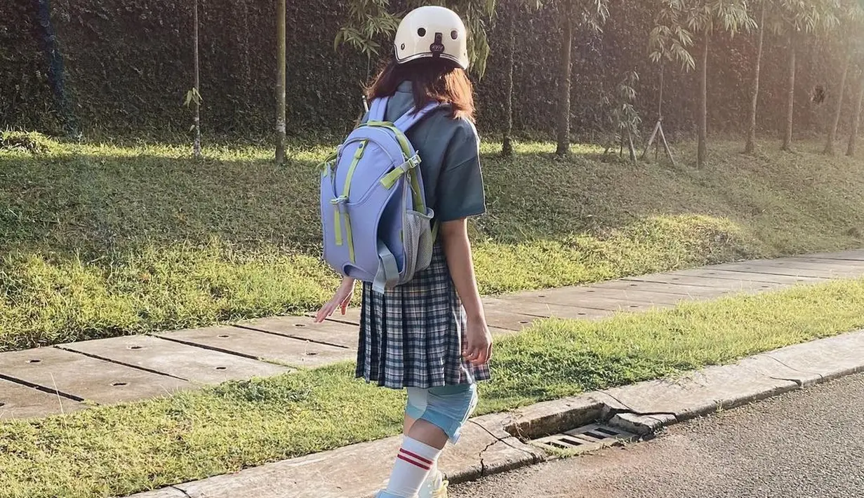 Ify Alyssa mulai menekuni hobi bersepatu roda ini sejak masa pandemi. Ia biasa bersepatu roda dengan penampilan kasualnya di sekitar rumah hingga taman kota. Penampilan Ify selalu sukses mencuri perhatian para. (Liputan6.com/IG/@fyalyssa).